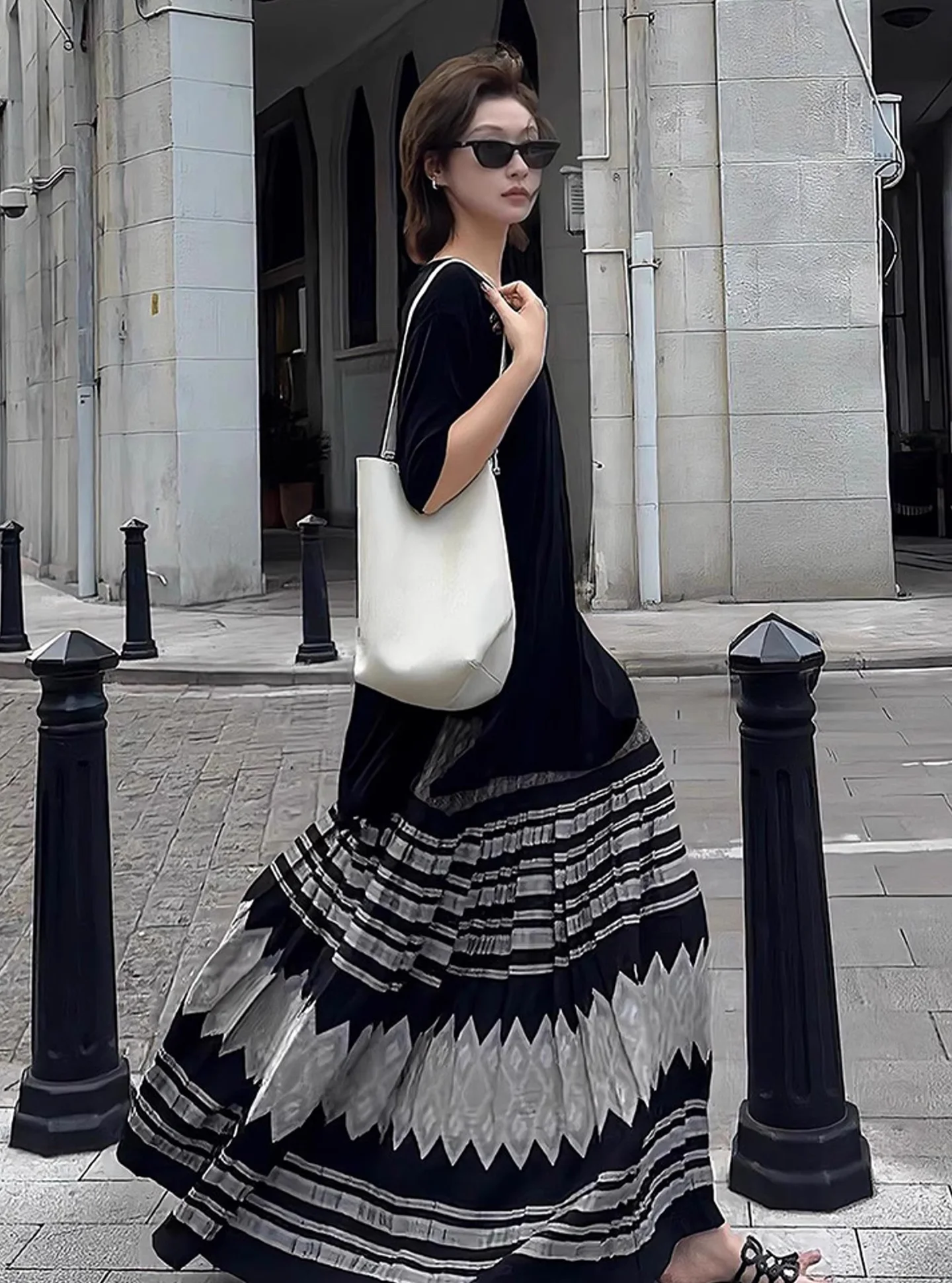 

Chic Bla T-irt Skirt Set Loose Fit Casual Sle Autumn Collection Ele mat Two-Piece Suit for Women 25-35 Years...