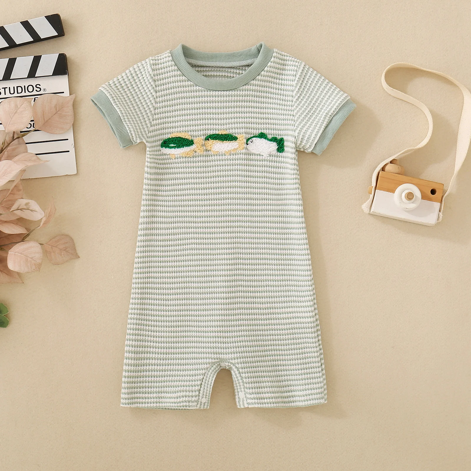 

Summer neutral infant light green three small fish embroidered short sleeve short climb
