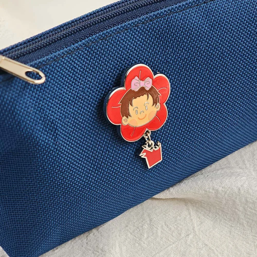 Niedliche Emaille-Pins mit Anhänger, Kawaii-Smile-Girl-Broschen, rote Blumen-Metallabzeichen, Anstecknadel für Rucksack, Jeansjacke, Geschenk. – Detail 5