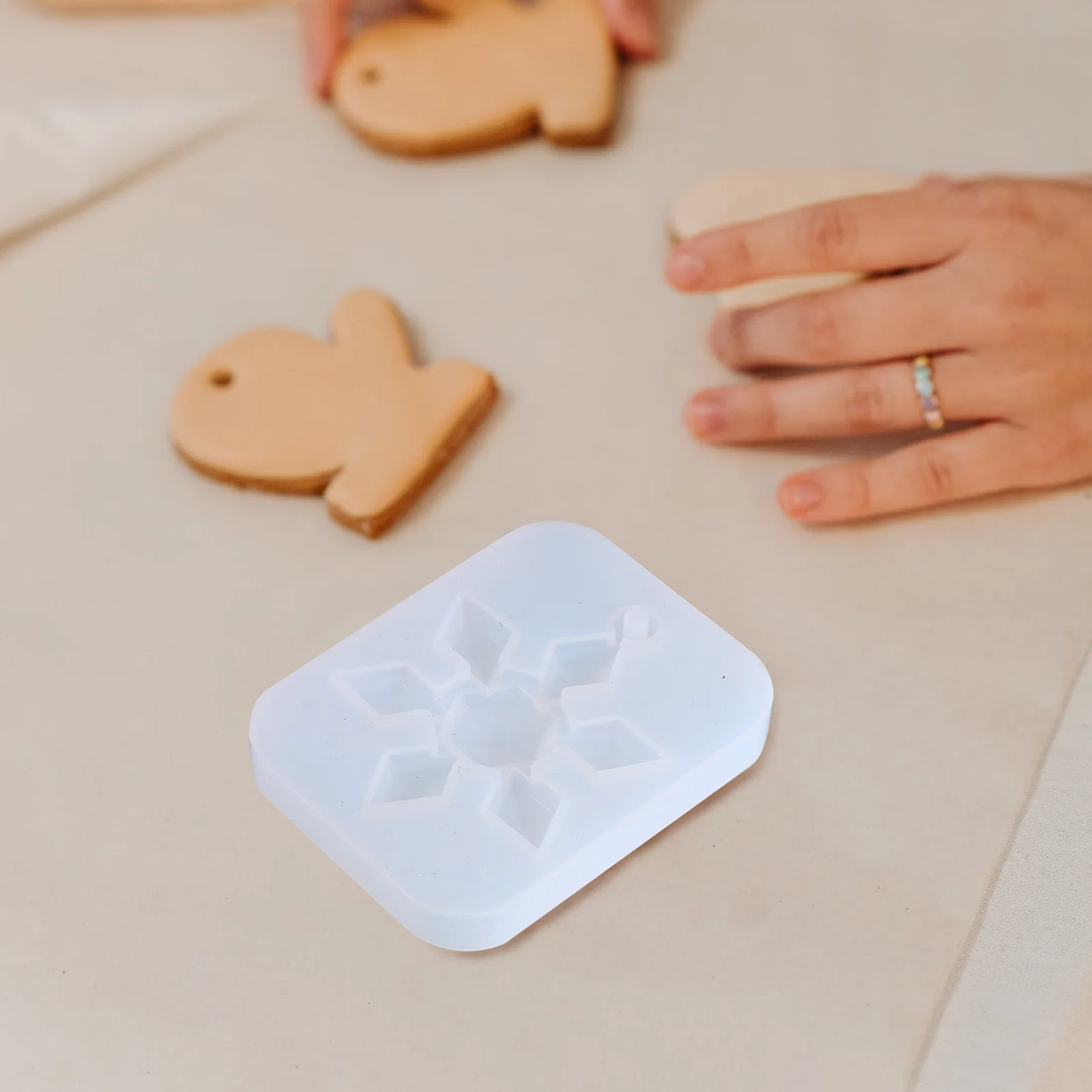 

5Pcs Snowflake Casting Mold DIY Resin Jewelry Mold Silicone Pendant Tool for Earring Hanging Ornament Christmas Winter Party