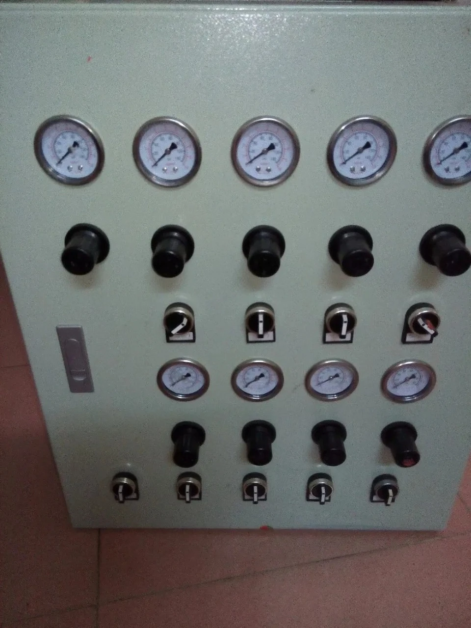 Imagen 3: Gabinete de control, puede controlar de 2 a 12 armas