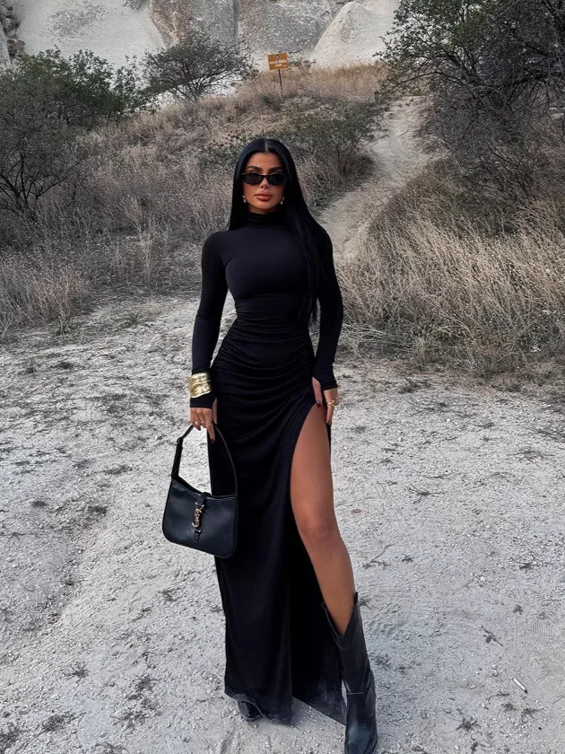 ボディコンドレス ボディプリント 女性 森林 森林に覆われた緑の空間 葉っぱが茂った松の木 香りのよい野生生物がいっぱいの小道を歩く