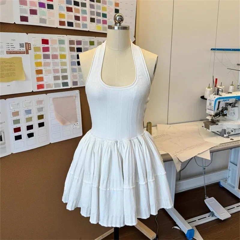 Nieuwe mode zomer gebreide jurk vrouwen sexy halter hals backless slanke mouwloze a-lijn geplooide jurken elegante partij vestidos