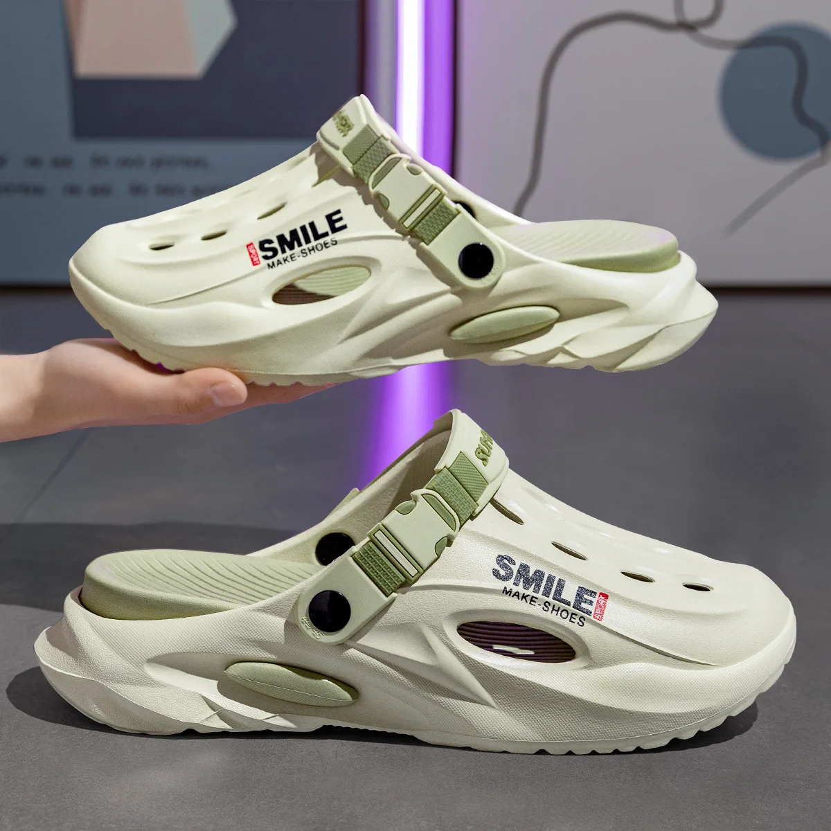 Ein Paar neue Clogs für Herren, sommerliche, verschleißfeste, rutschfeste Sport-Strandschuhe für Oberbekleidung, bequeme Herrenschuhe