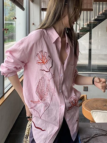 Różowy haftowany fartuch z unikalnym, luksusowym wykończeniem, idealny na letnie dojazdy do pracy, luźny krój, długi rękaw, kołnierzyk, średniej długości fartuch.