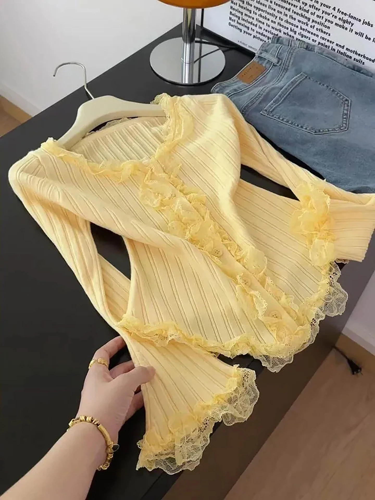 

Желтый вязаный свитер женский приталенный с кружевной отделкой и утянутой талией, модный осенне-зимний новый универсальный топ