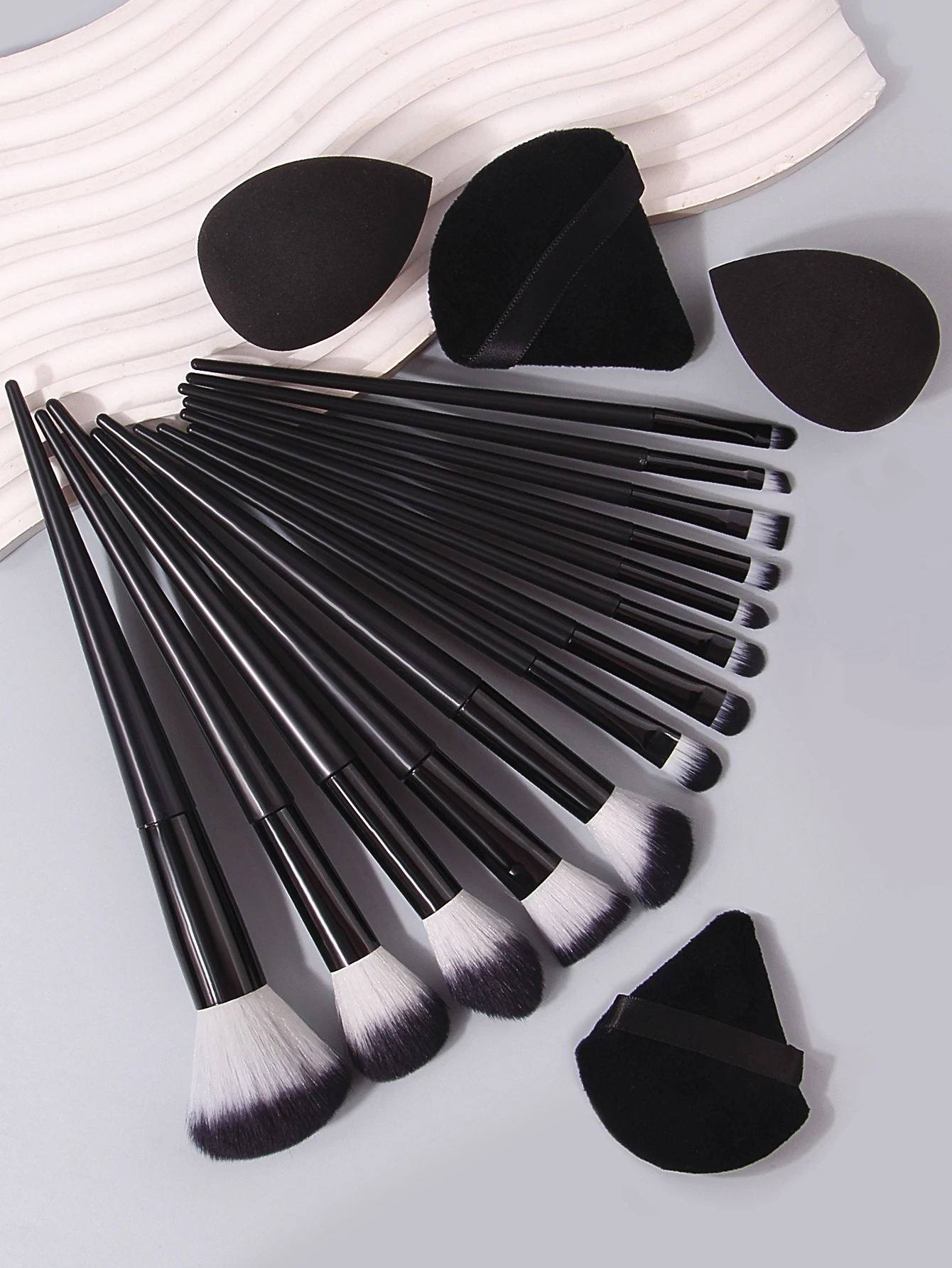 17PCS Makeup brush set: Blush, eyeshadow, concealer brush + Super soft triangular powder puff & water Drop beauty egg