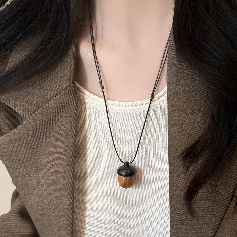 Vintage Sandalwood Acorn Pendant Necklace for Women Cute Design Openable Pine Cone Sweater Chain Ethnic Style Accessories