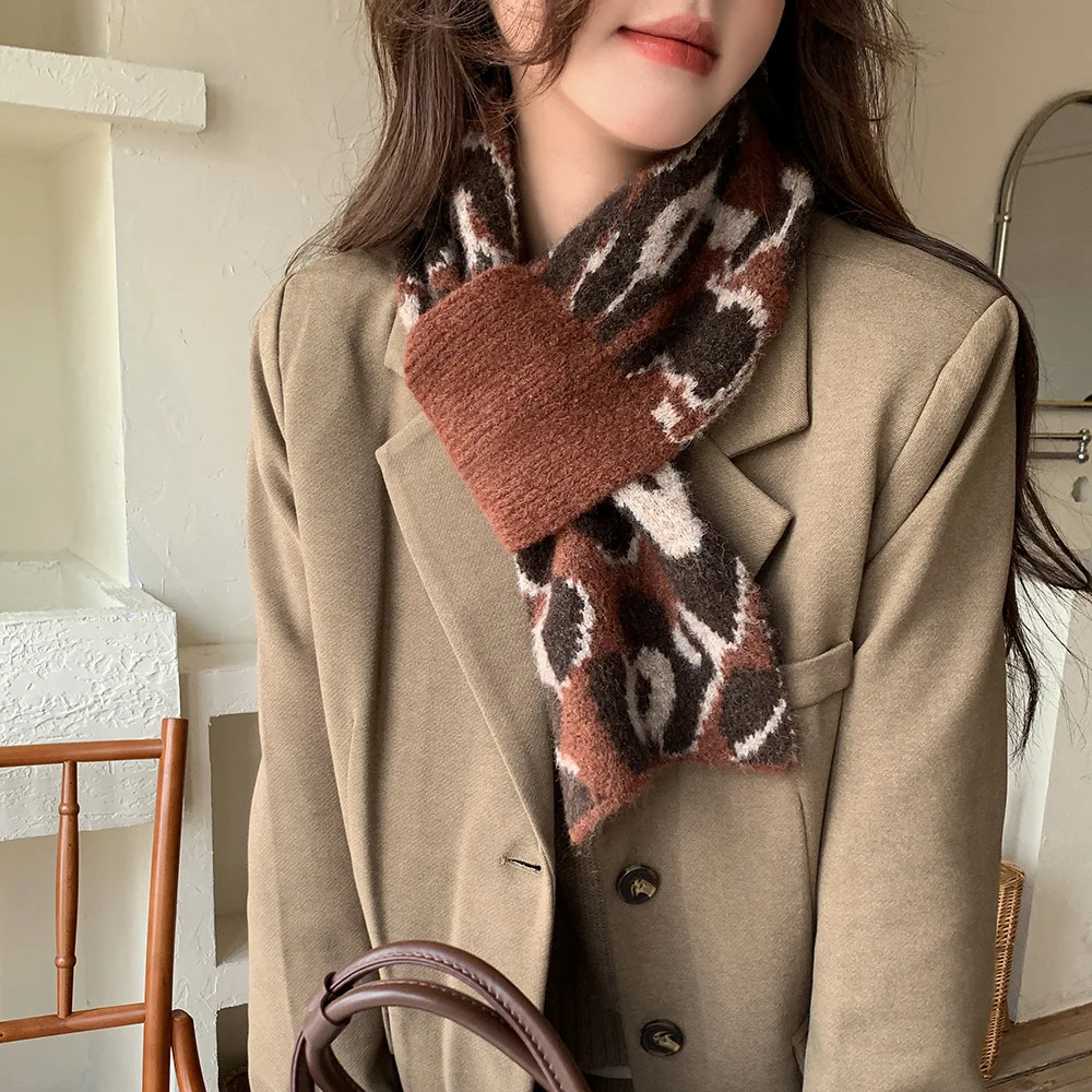 겨울 새로운 표범 인쇄 게으른 크로스 울 니트 작은 스카프 여성 패션 유럽과 미국의 짧은 따뜻한 작은 스카프