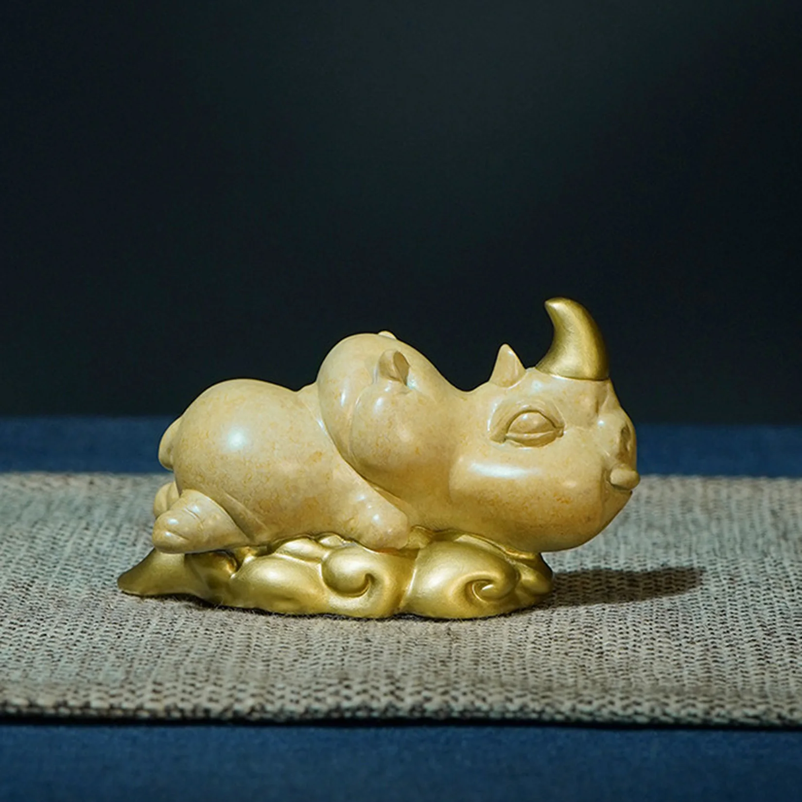 Cloud Stepping Rhinoceros Model Brass Sculpture Animal Desktop Display Ornament Home Scene Collectible Decoration Birthday Gift