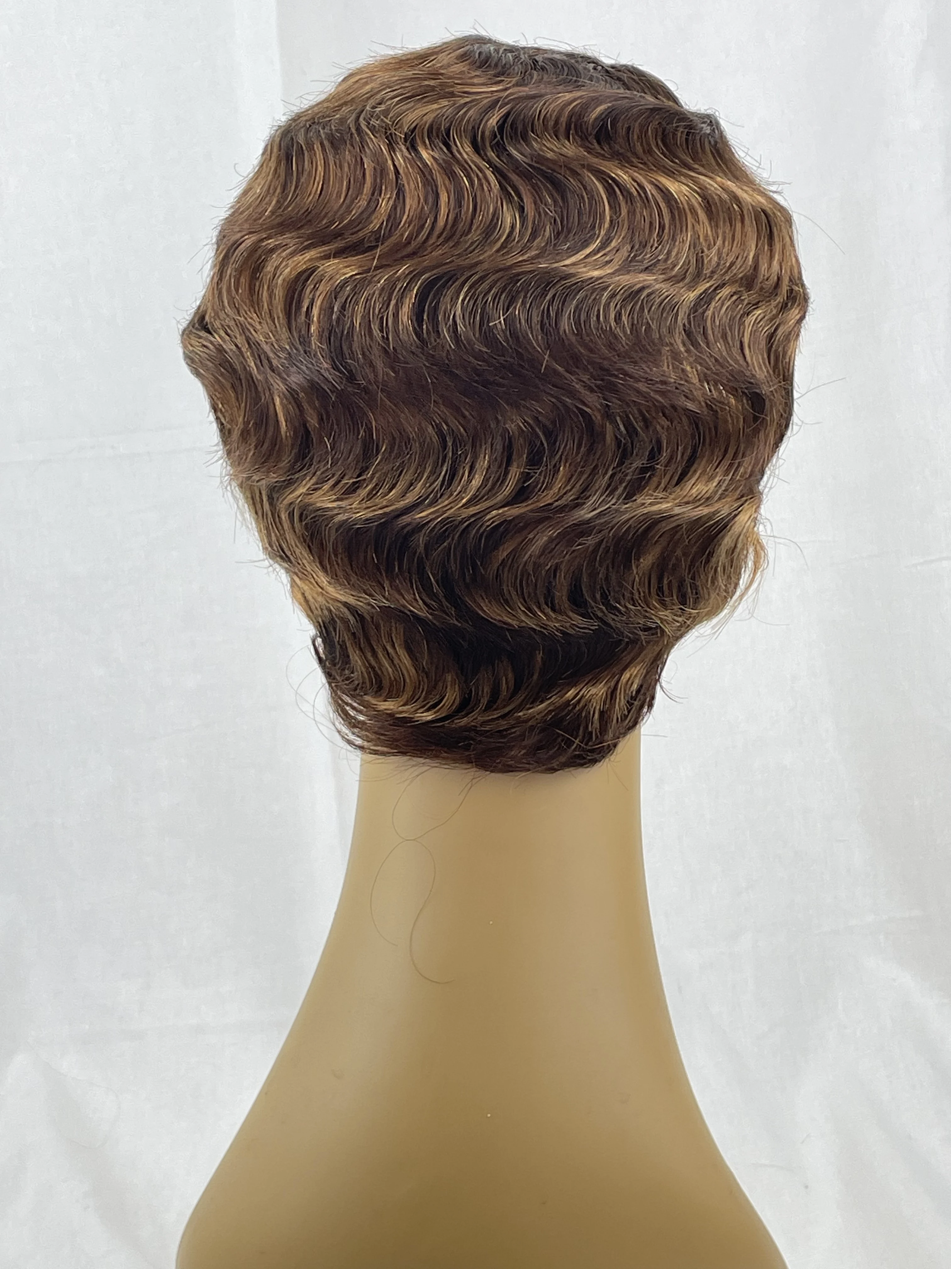 짧은 픽시컷 가발 100% 인모 가발 핑거 오션 웨이브 가발 기계 제작 가발 금색과 갈색