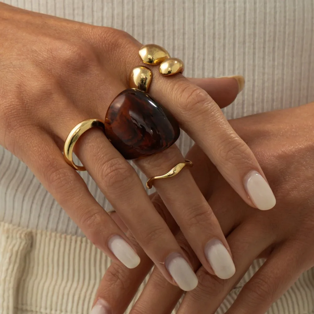 4pcs Set Exaggerated Retro Glossy Metal Plain Circle Amber Color Resin Wide Opening Ring for Women Designer Finger Jewelry Sets