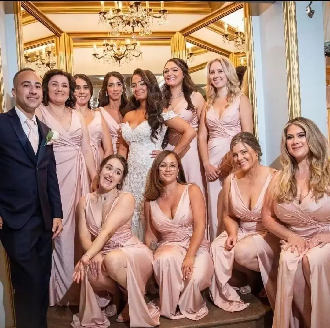 Robe de demoiselle d'honneur longue en satin pour femmes, col en v profond, robe de bal avec fente plissée à la taille, robe de soirée formelle simple et élégante