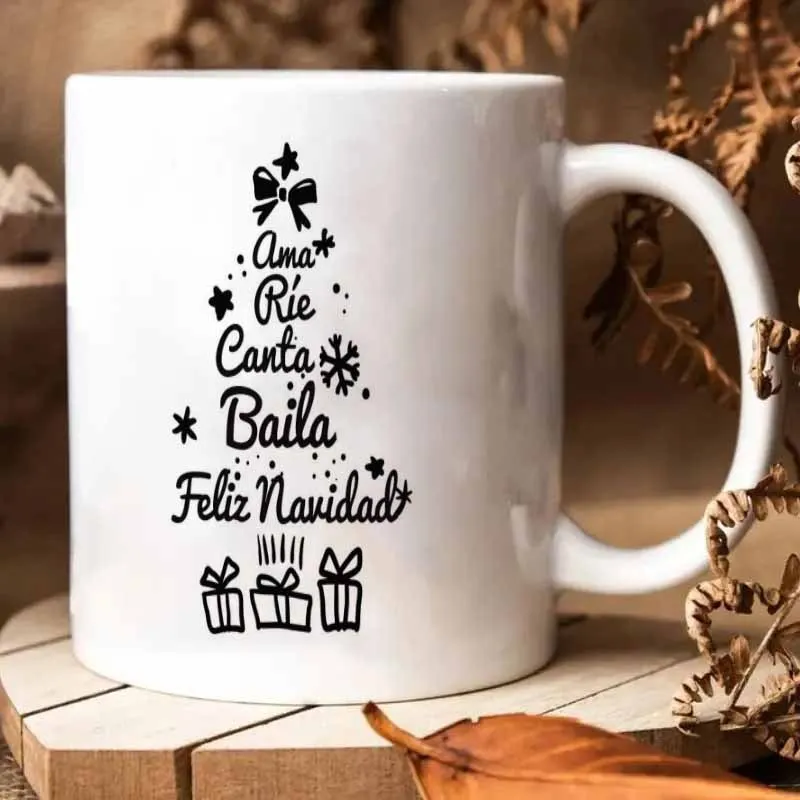 1 taza de cerámica de 11 onzas con la frase 'Love, Laugh, Sing, Dance - Merry Christmas' en español. Esto