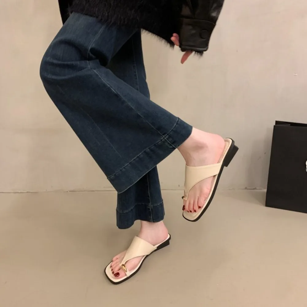 Damen Sommer Flip-Flops mit flacher Sohle, Zehenstegsandalen, eckige Zehenpartie, Kunstleder, weiche Sohle, rutschfeste Schuhe für Strandurlaub und Alltag – Detail 20