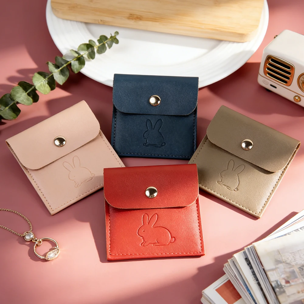 

100 шт. подарочных пакетов из красной искусственной кожи 6x6 см с логотипом на заказ, на кнопке, для ювелирных изделий: колец, ожерелий, браслетов, складные, с клапаном