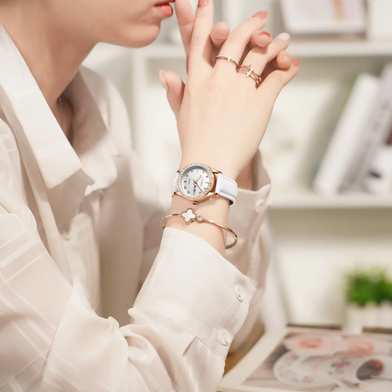 ผู้หญิงหรูหรานาฬิกาข้อมือควอตซ์หญิงนาฬิกาสุภาพสตรีนาฬิกาสายคล้องคอแฟชั่นสแควร์เพชรทองนาฬิกาสร้อยข้อมือ Party