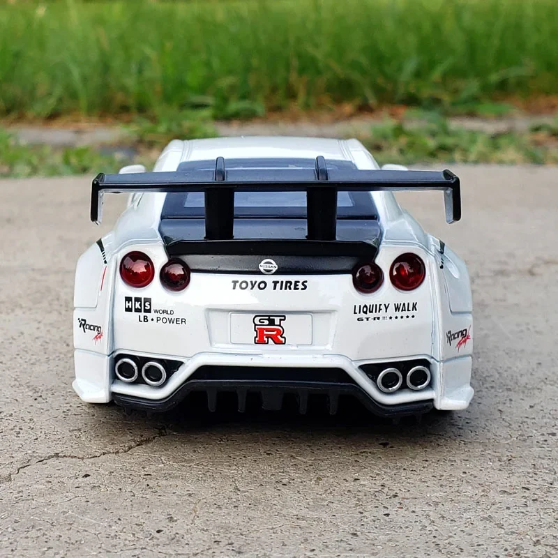 1:32 Nissan GTR R35 sports car High Simulation Diecast Car Metal Alloy Model Car Children\'s toys collection gifts A298