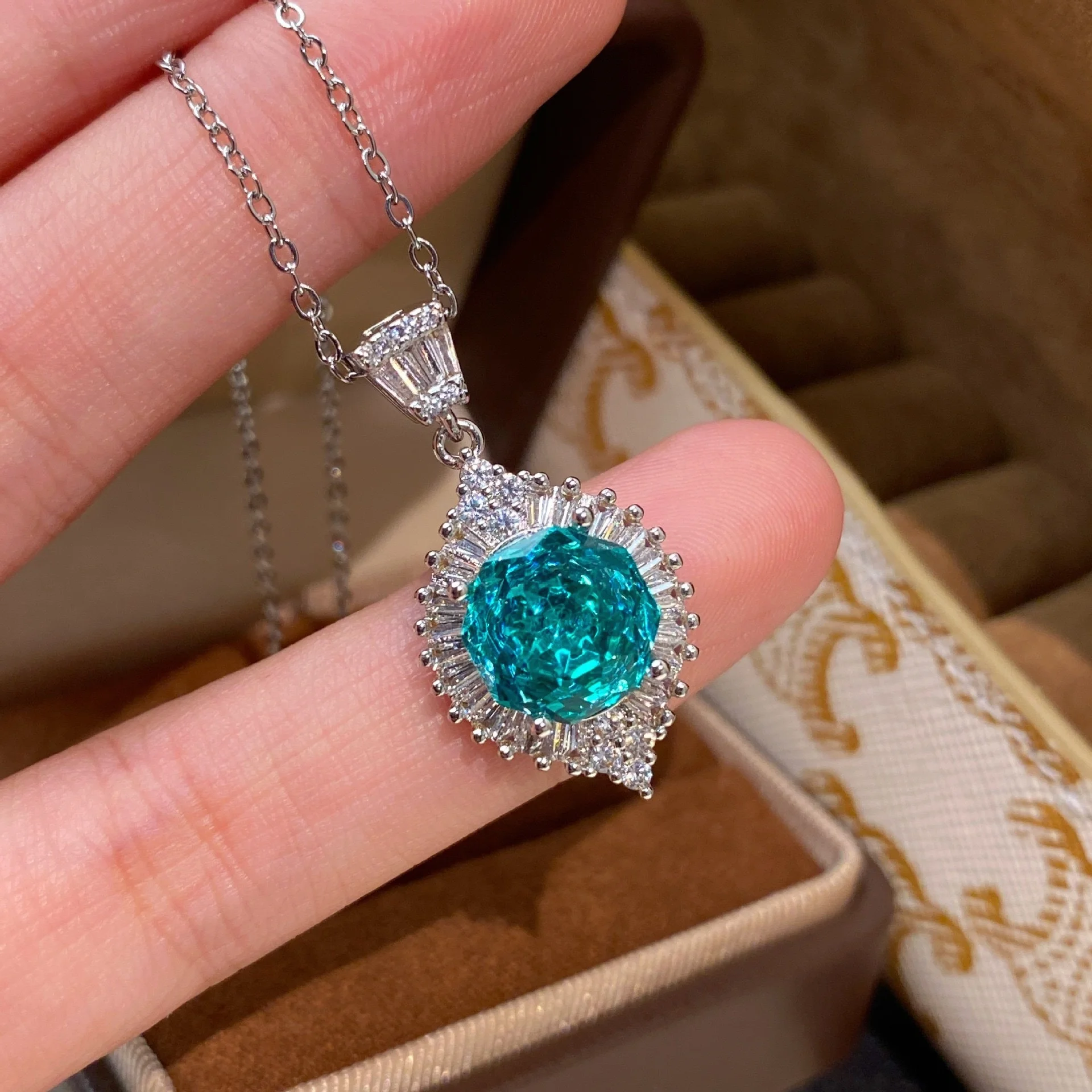 925 Sterling Silber Luxuriöser Moderner Achteckiger Millennium-Rosenschliff Eisdiamant-Anhänger mit Vollbesatz Schlüsselbeinkette für Damen – Detail 10
