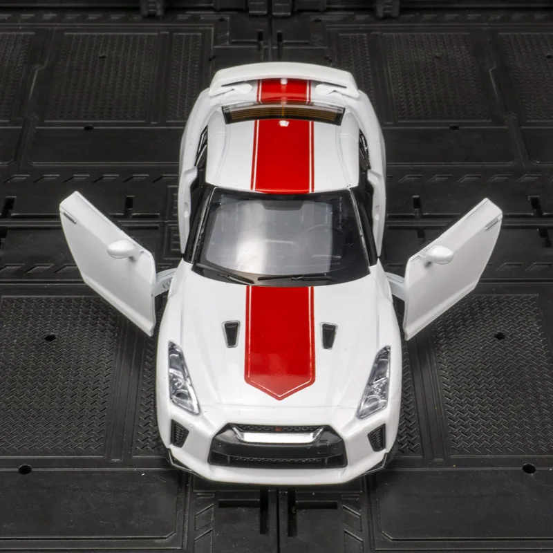 1:32 NISSAN GTR R35 50thรุ่นรถของเล่นDiecast Supercarประตูเปิดเสียงดึงกลับของเล่นเด็กวันเกิดของขว...