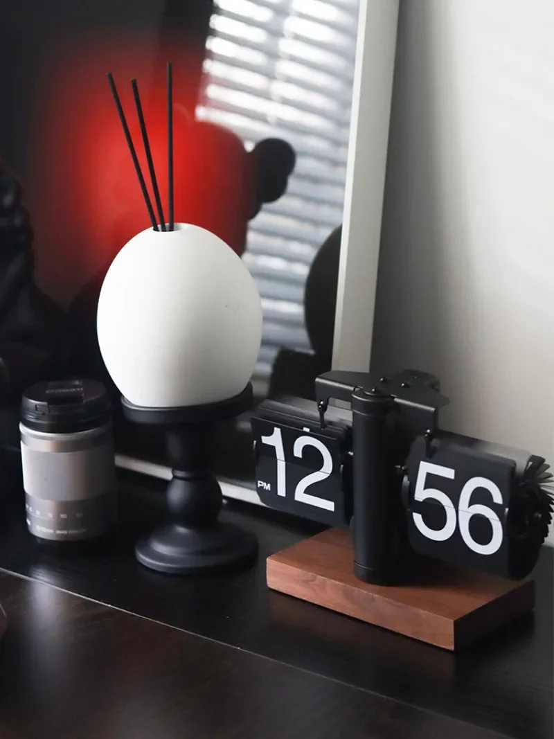 Automatic page turning clock ornament light luxury niche high-end sense living room entrance TV cabinet decoration