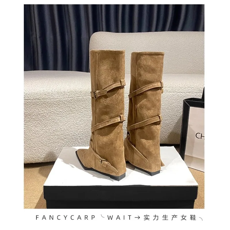 الأوروبية والأمريكية التوابل الفتيات الخريف والشتاء أحذية جديدة حزام مشبك الرجعية أشار تو 2025 أنبوب طويل فارس الأحذية