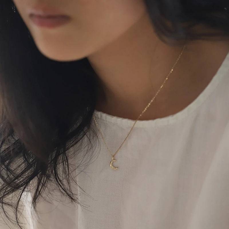 قلادة GOLDtutu Pure 10K Gold Moon Charm، تأثير تموج القمر الصغير، تصميم بسيط أنيق، خيار هدية عصري