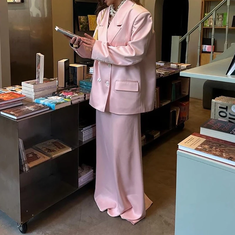 

Модный атласный комплект: пиджак с длинным рукавом и юбка. Элегантный женский свободный костюм-двойка для офиса. Комплект с юбкой на пуговицах.