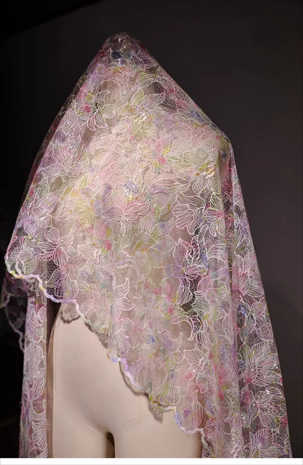 Lila-rosa Lilie bestickter Spitzen-Mesh-Stoff für transparentes Kleid, DIY-Kleidungsdesign