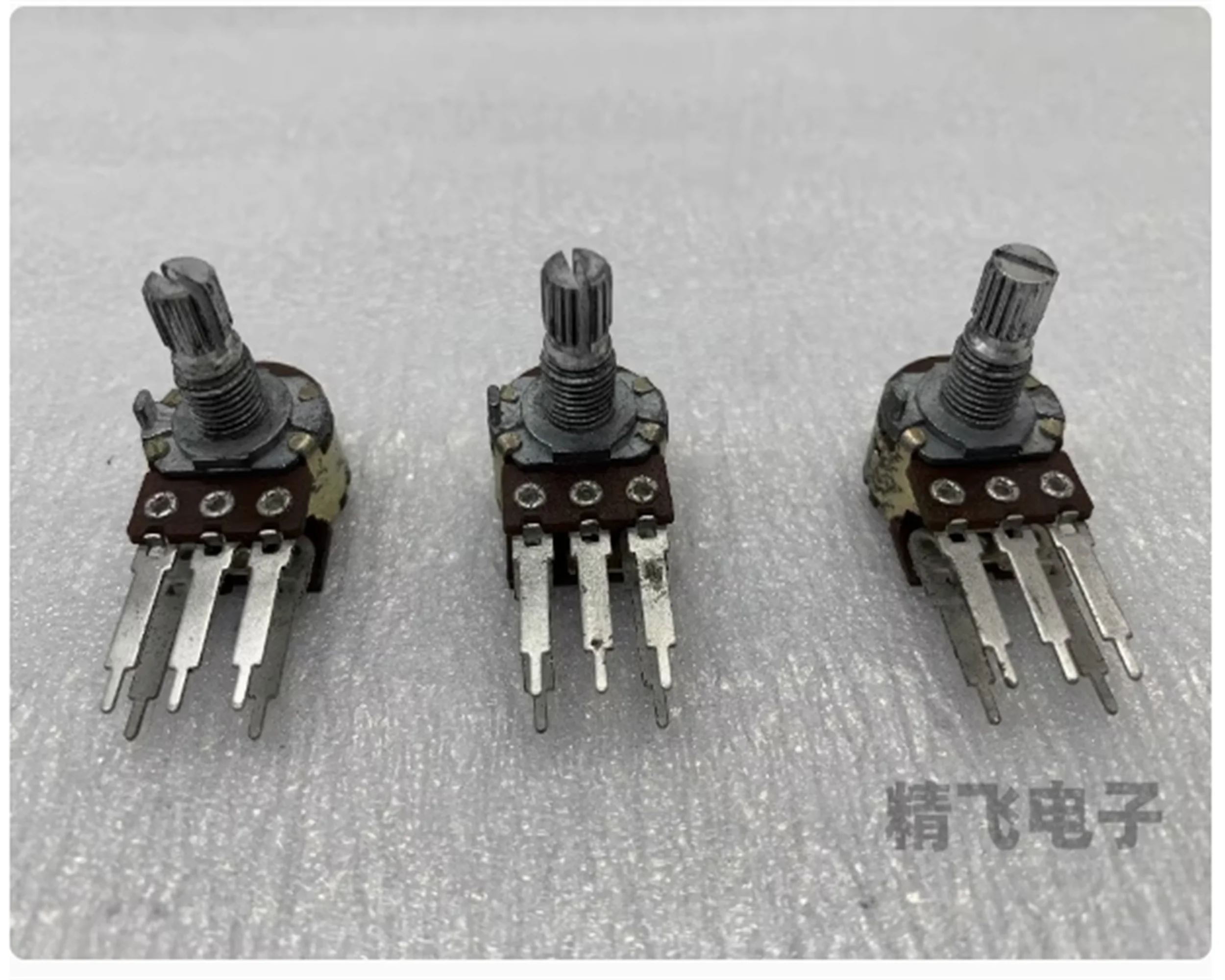 1 pieza de potenciómetro Taiwan ALPHA RK16 de un solo enlace con interruptor, B300K, longitud del eje 15 dentes (aspecto oxidado)