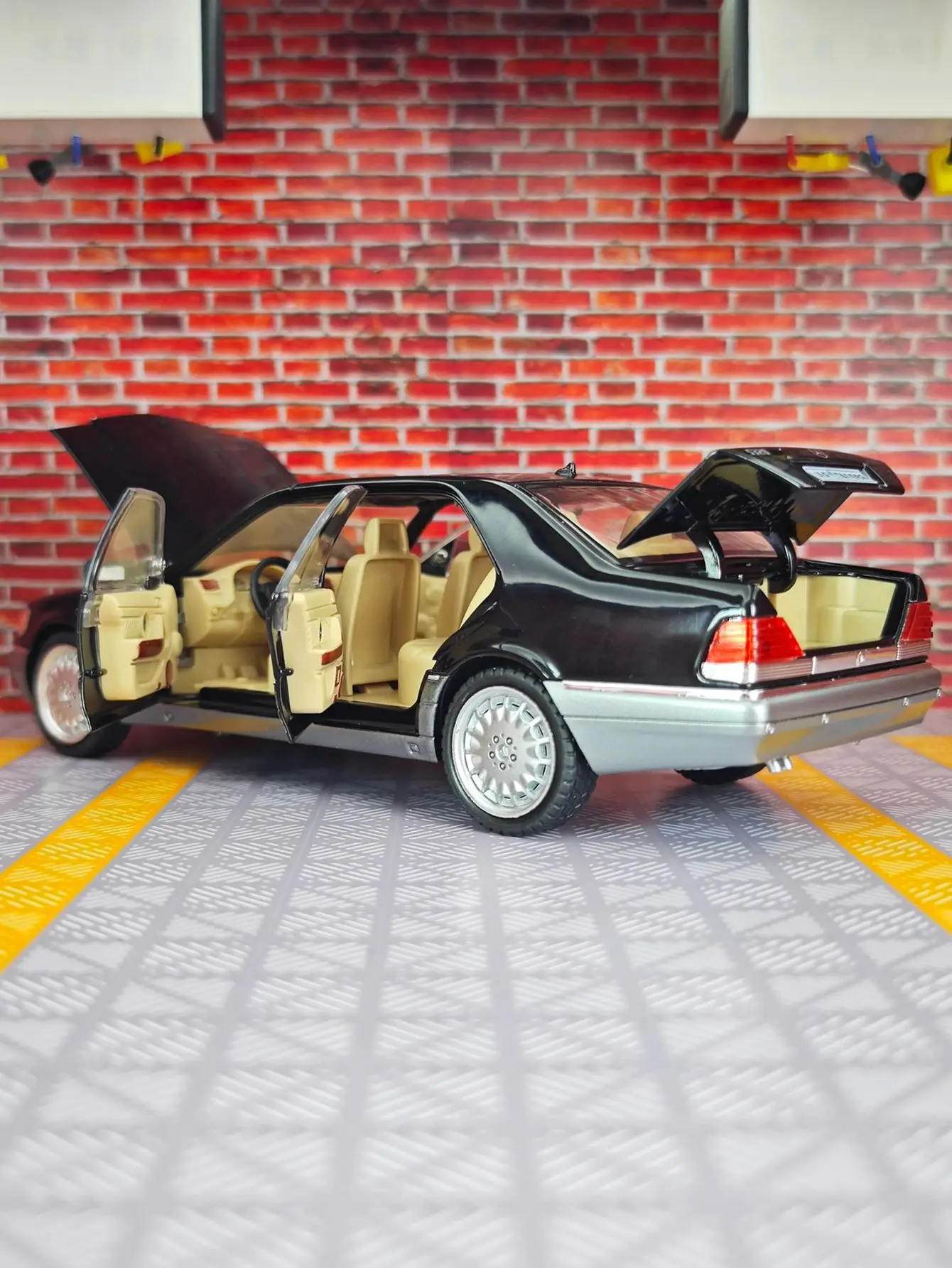 1:24 W140 S320 modelo de aleación puertas de coche y maletero del capó del motor se puede abrir un coche de juguete para niños con sonido simulado e iluminación