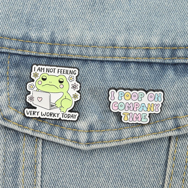 Nicht sehr arbeitende Emaille-Anstecknadeln „I Poop On Company Time“-Broschen, Anstecknadeln, Cartoon-Froggy-Arbeit, Meme-Schmuck, Geschenk für Freunde