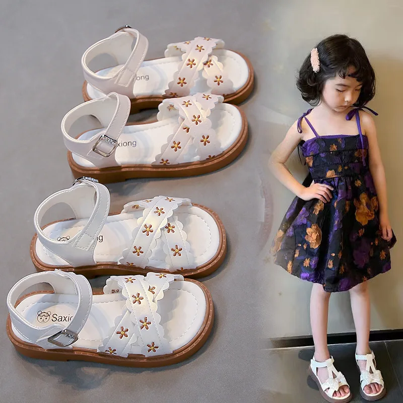 

Детские повседневные сандалии, новинка 2023 года, сандалии принцессы с цветочной вышивкой для девочек, нескользящая детская пляжная обувь на плоской подошве с мягкой подошвой