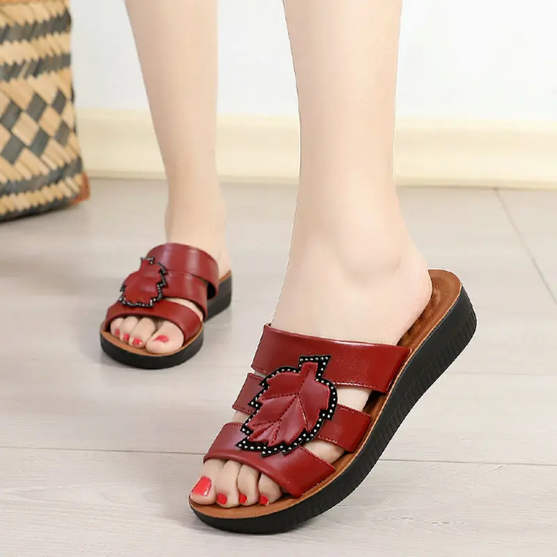 New summer mom sandals and slippers middle-aged soft bottom comfortable leather thick bottom non-slip outer wear female slippers