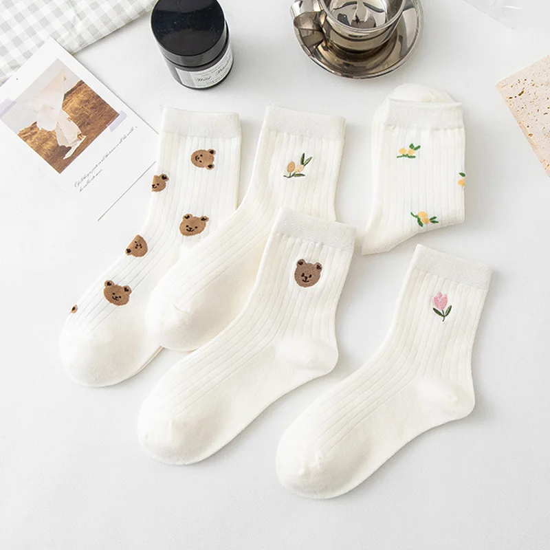 

5 Pairs Spring and Autumn Fashion New White Cartoon Flower Women's Middle Socks Casual Comfortable Breathable Women's Socks