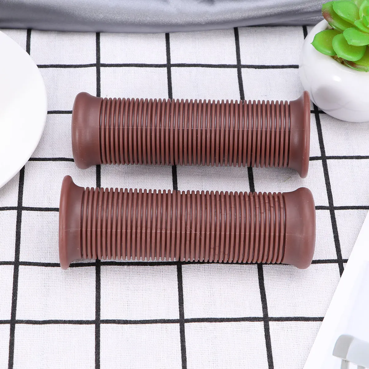 

1 Pair Motorcycle Rubber Handlebar Grips Vintage Thread Non-Slip Bike Handle Grips 22/24Mm Light Brown Comfortable Ergonomic