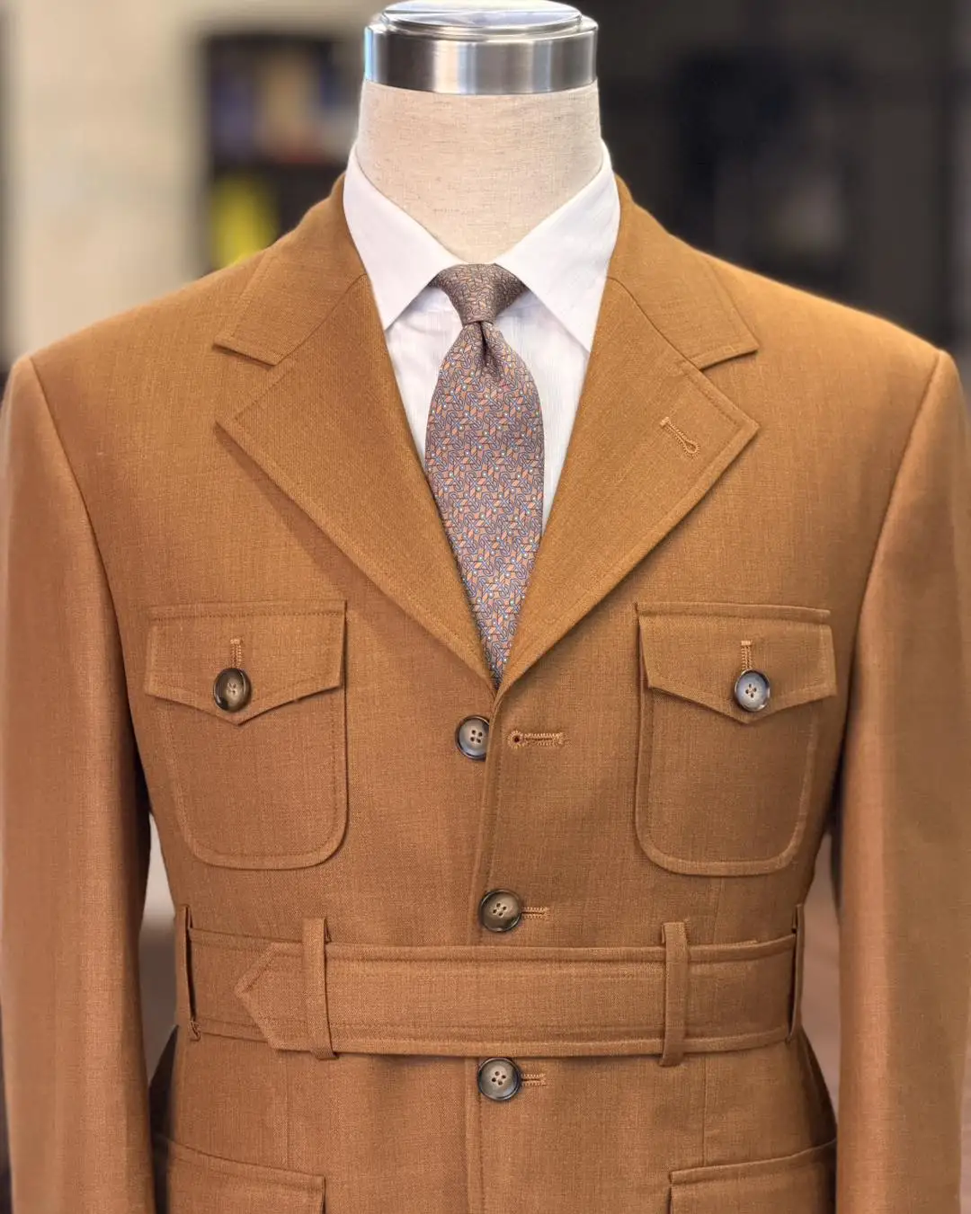 Classic Khaki Safari Suit with Buttoned Flap Pockets and Belted Waist Men Autumn Vintage Blazer Pants Customized M266808