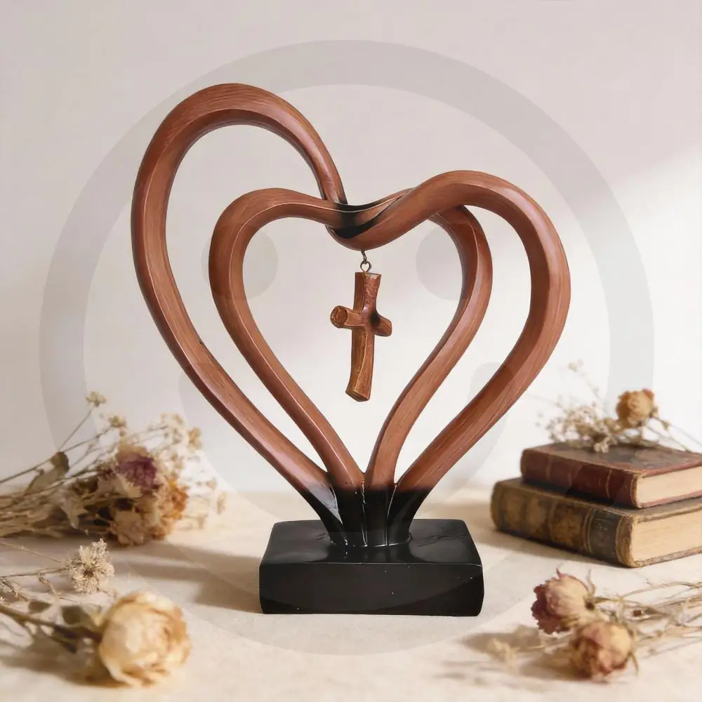 

Символизирующие взаимосвязанные сердца с крестом Иисуса: Декоративная скульптура из смолы, символизирующая единство мужа, жены и Бога.