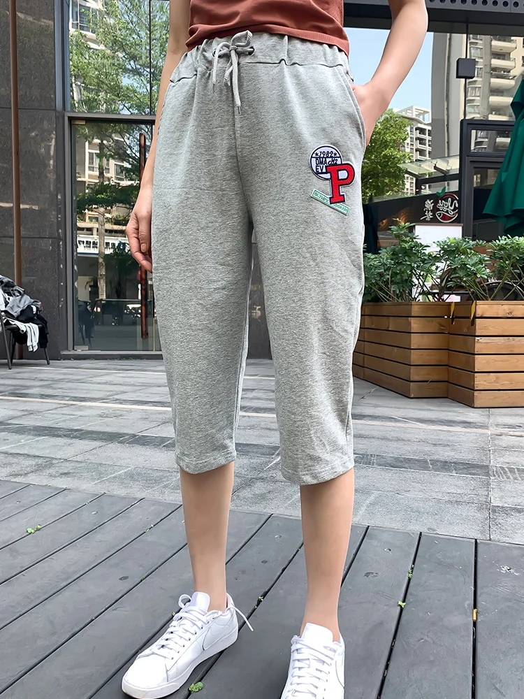 กางเกงกีฬาไซส์ใหญ่สำหรับผู้หญิง ฤดูร้อน ผ้าบาง ยืดหยุ่น ทรงหลวม 7 ส่วน กางเกงวิ่ง กางเกงลำลอง ทรงหลวม สไตล์สตรีท ผ้าฝ้าย...