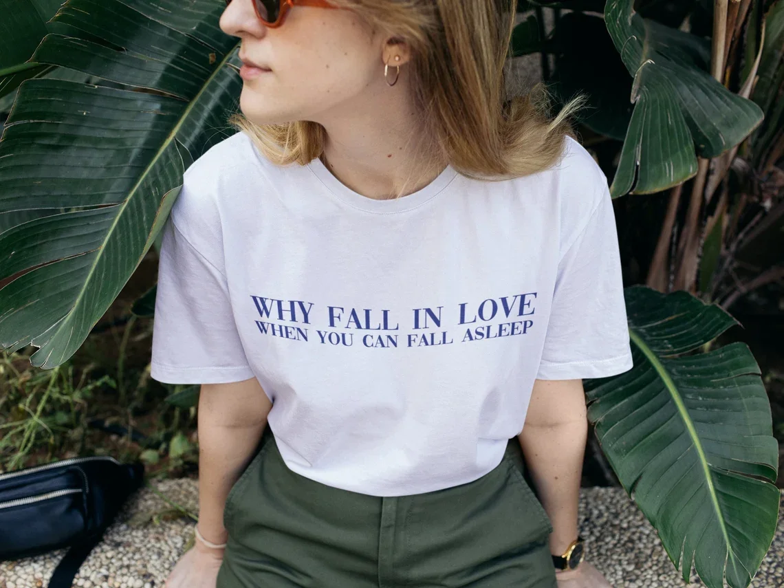 

Sugarbaby Why Fall In Love When You Can Fall Asleep Женская футболка с забавным рисунком Эстетическая футболка BFF Хлопковая футболка на день рождения