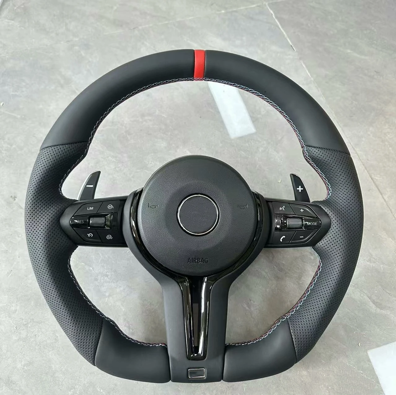 

Руль M Sport с плоским дном для BMW F10 F30 F20 F31 F11 F32 F36 F22 F15 F16 F25 F26 X5 X6 X3 X4 3/5 серии, полностью кожаный