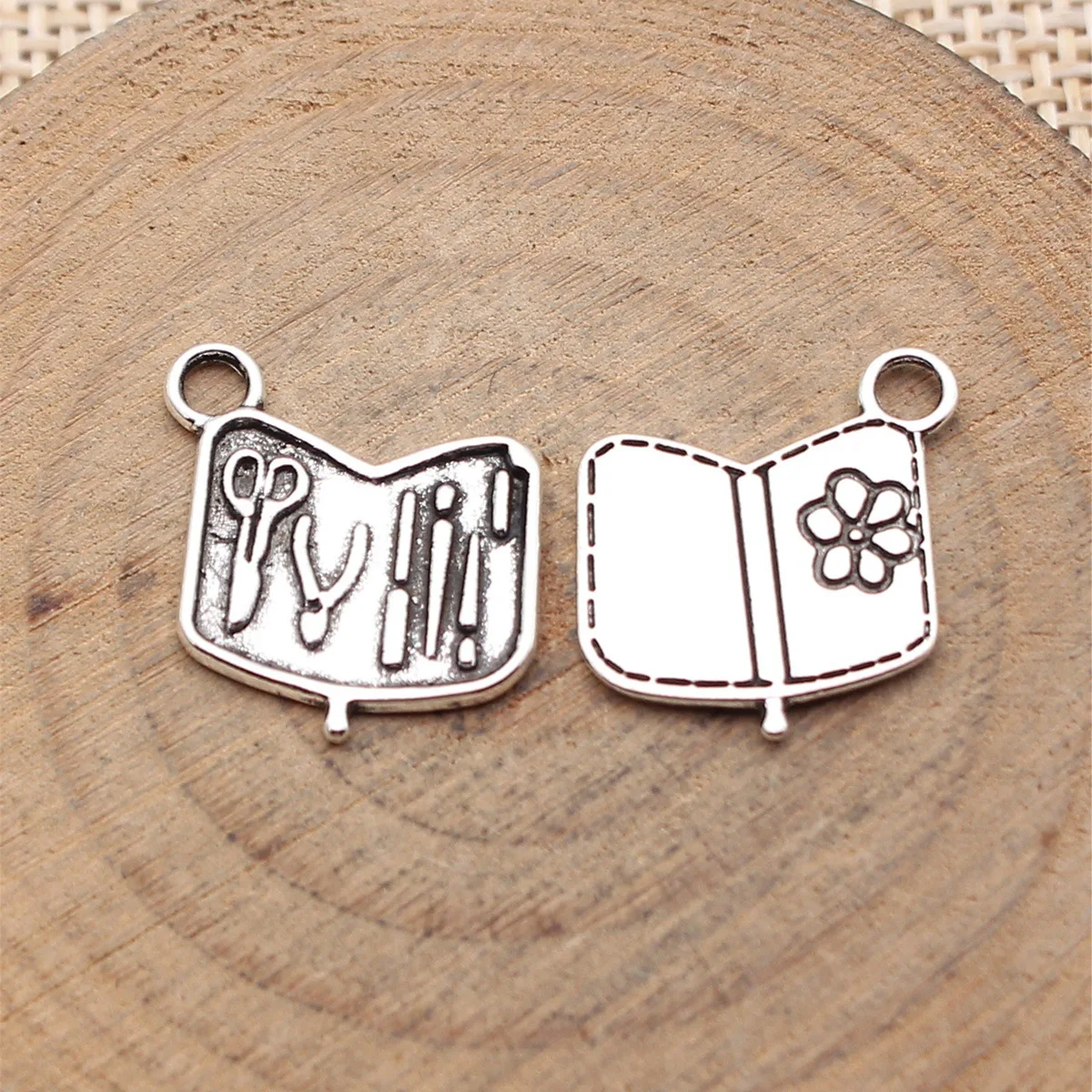 

40 шт. 18x16 мм (0,71x0,63 дюйма) подвески-шармы в форме кусачек для ногтей, цвет античное серебро, для изготовления украшений своими руками