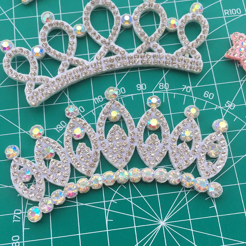 10 Stück Heißfix-Strassstein-Applikationen aus Vliesstoff in Form einer Krone für DIY-Kleidung, Schuh- und Hutdekoration. – Detail 4