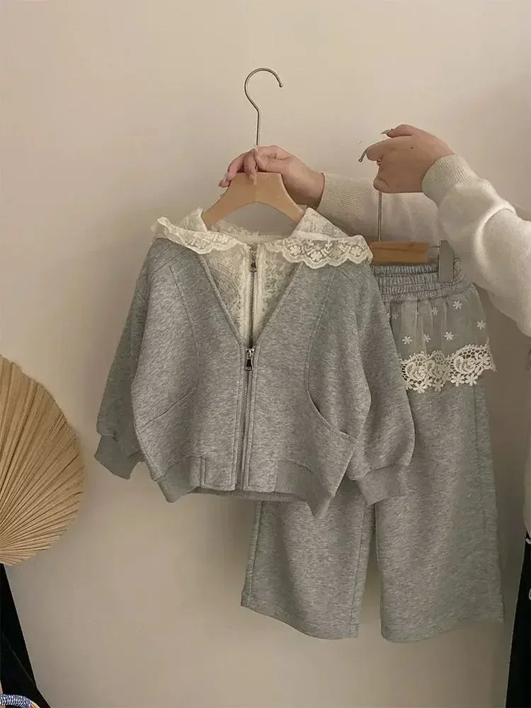 Koreanisches Mädchen-Set aus Spitzen-Cardigan mit Kapuze und Schürzenkleid – 2-teiliges Frühlingsoutfit für Babys und Kleinkinder, weiche, lässige Alltagskleidung – Detail 1
