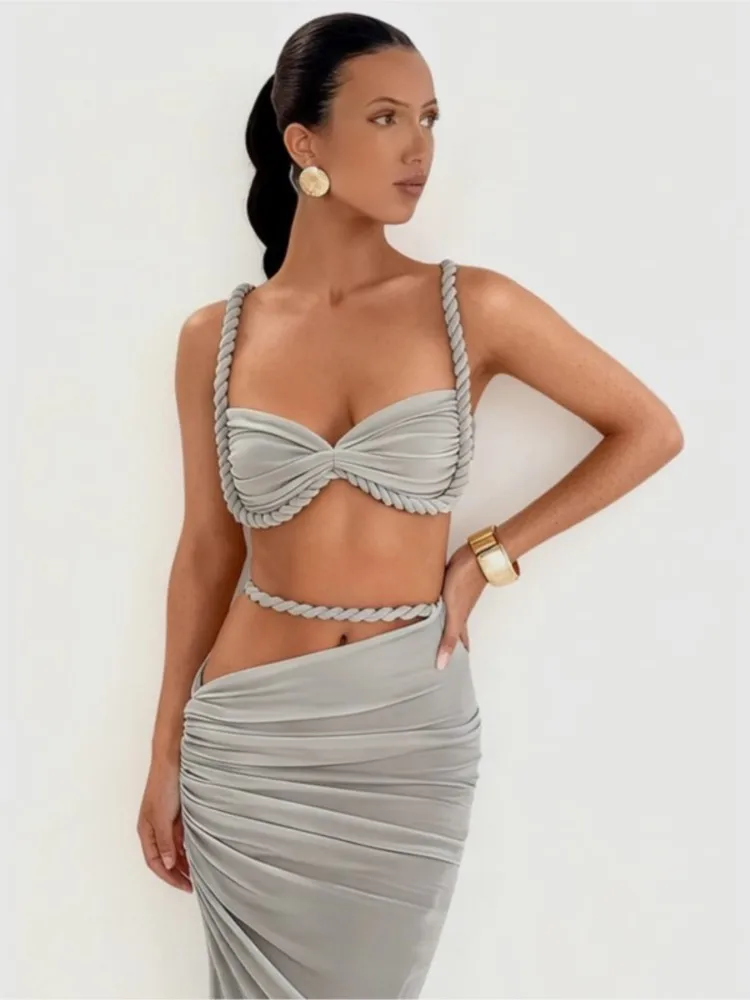 Maillot de bain femme 2026 : Nouveau style d'été sexy, dos nu, col halter, jupe couvrante, deux pièces, style plage et villégiature