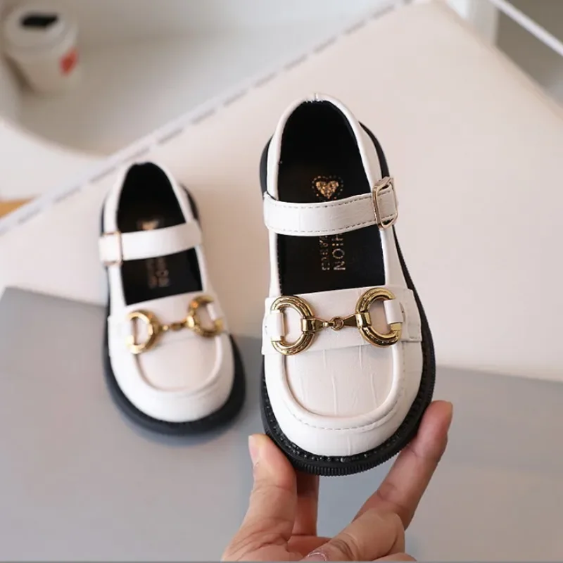 

Кожаная обувь для девочек, весенне-осенняя детская черная крутая детская обувь с металлической цепочкой, бежевое платье с открытыми отверстиями, детская обувь принцессы