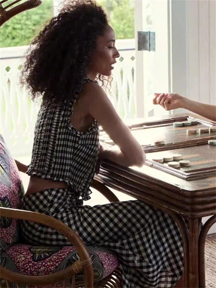 

Women's Two-Piece Set: Black & White Plaid Sleeveless Single-Breasted Vest and Matching Mid-Calf Skirt with Frayed Edge Detail