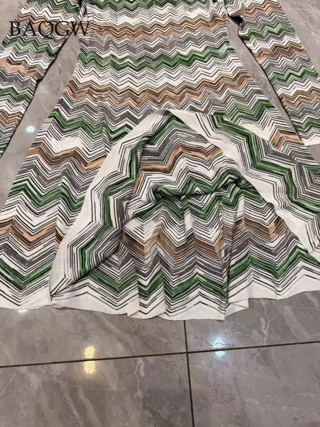 Kolorowa, prążkowana, dzianinowa mini sukienka damska, jesień 2025, okrągły dekolt, długi rękaw, vintage, dopasowana mini sukienka.