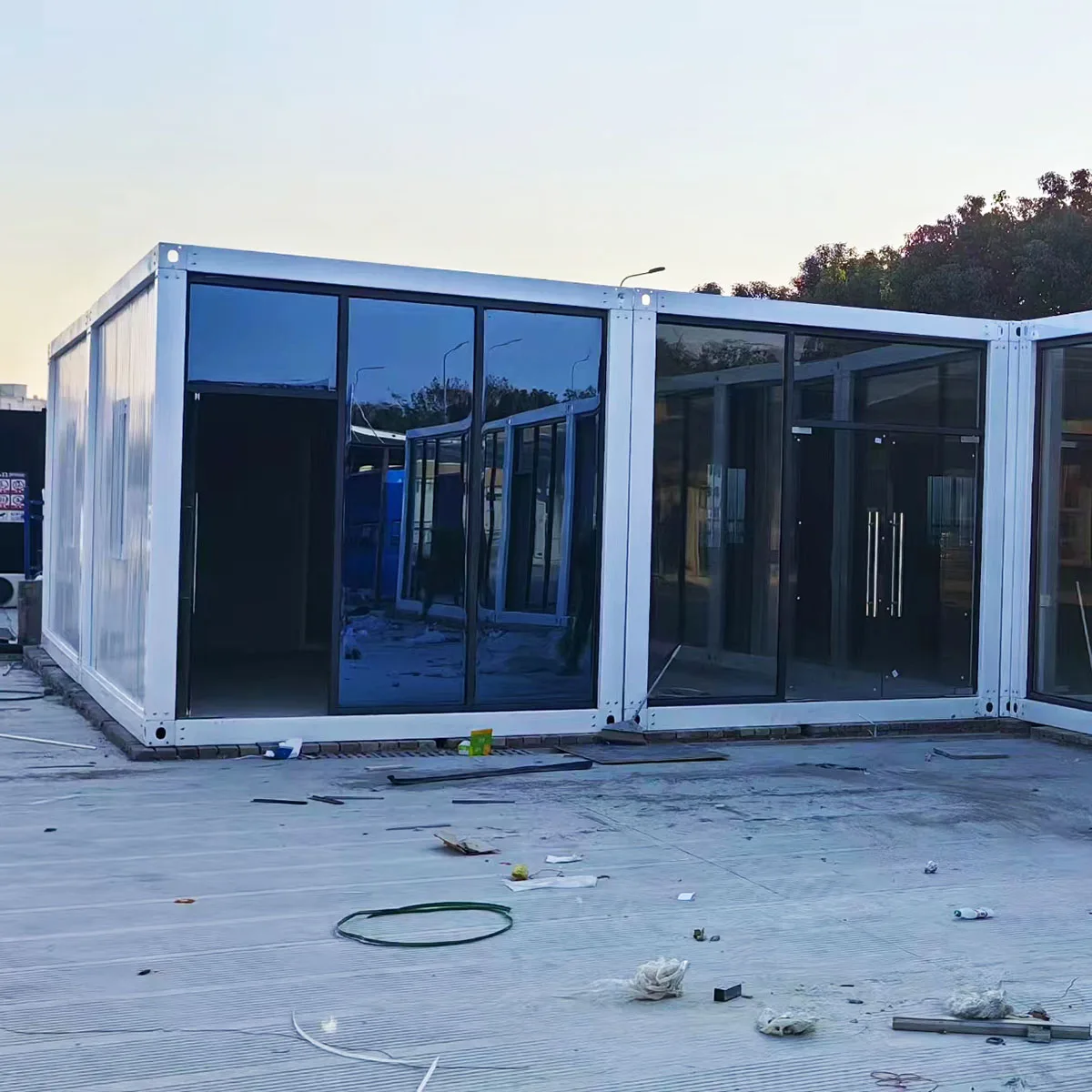 Casa container prefabbricata pieghevole modulare mobile portatile su ruote con set completo di mobili per uso familiare