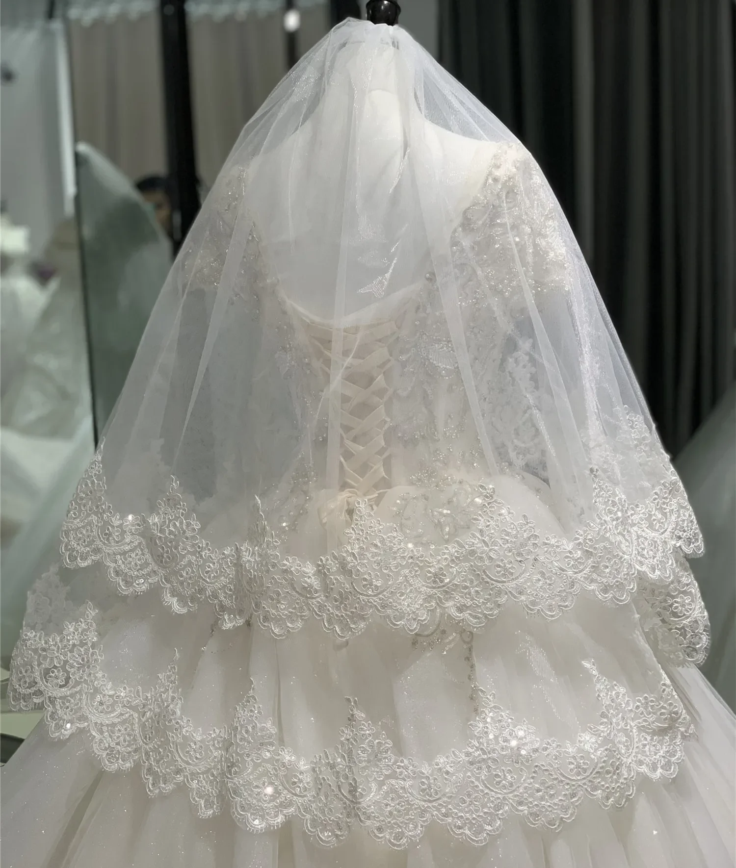 Elegante duas camadas de renda apliques borda véu de noiva com pente branco/marfim véu de casamento feminino 2022